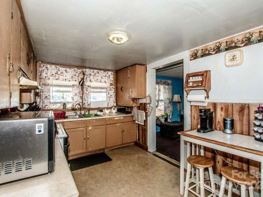 1118 Wall Street, Statesville, NC 28677.  MLS# CAR4191954, YatesRealty ID 3242. Kitchen