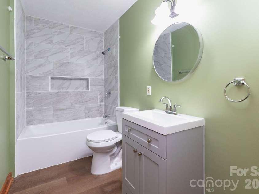 109 Narrow Way Road, Burnsville, NC 28714.  MLS# CAR4390182, YatesRealty ID 32420. Bathroom 2
