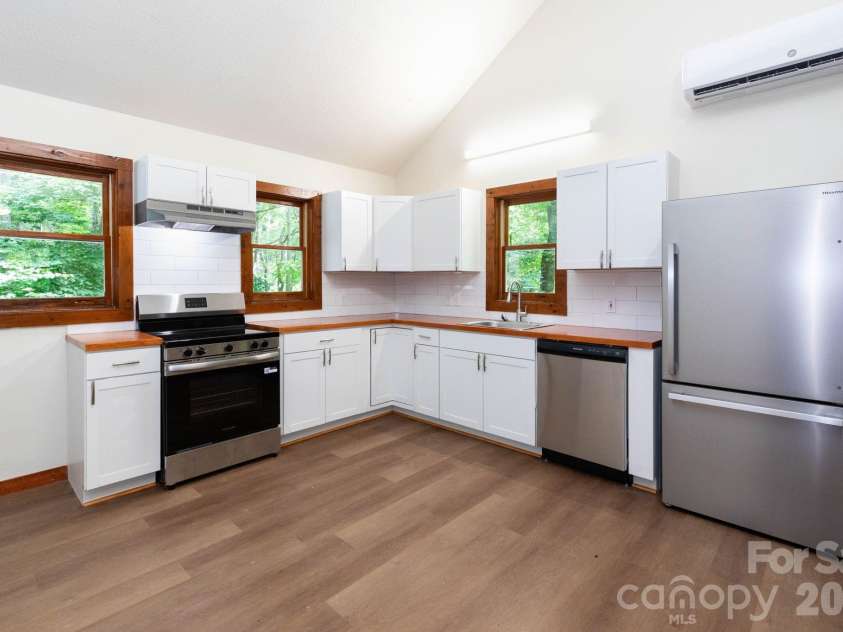 109 Narrow Way Road, Burnsville, NC 28714.  MLS# CAR4390182, YatesRealty ID 32420. Kitchen