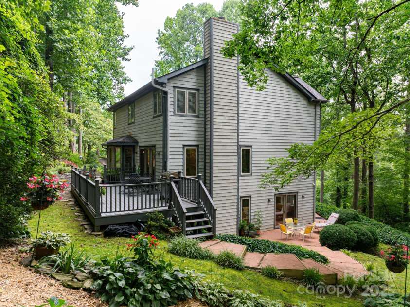 25 Weston Heights Drive, Asheville, NC 28803.  MLS# CAR4285922, YatesRealty ID 32421. 