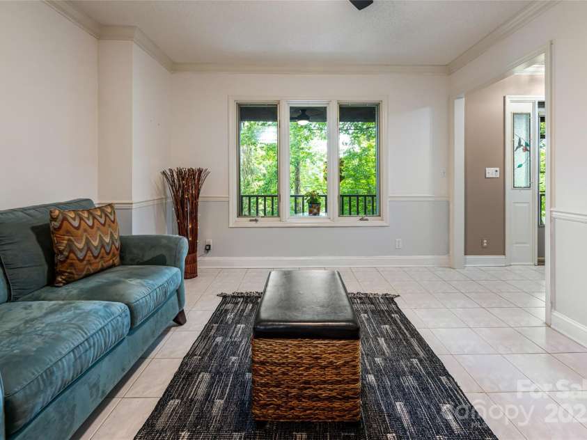 25 Weston Heights Drive, Asheville, NC 28803.  MLS# CAR4285922, YatesRealty ID 32421. 