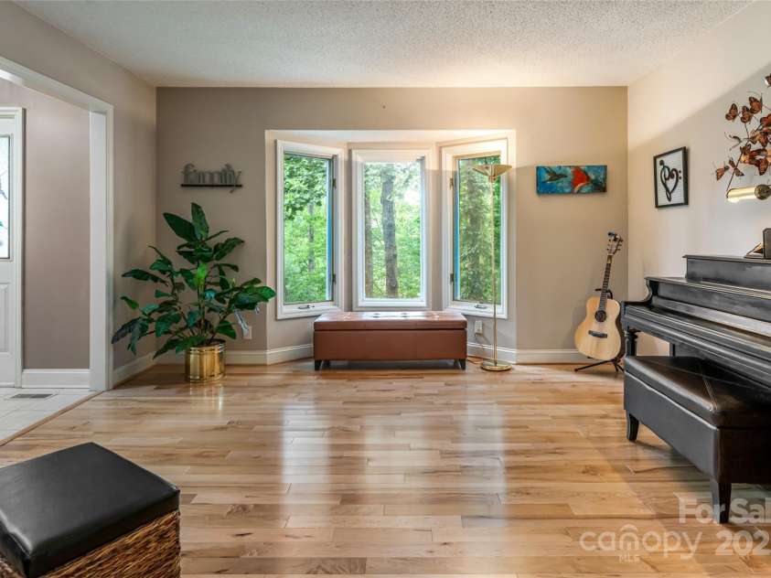 25 Weston Heights Drive, Asheville, NC 28803.  MLS# CAR4285922, YatesRealty ID 32421. 