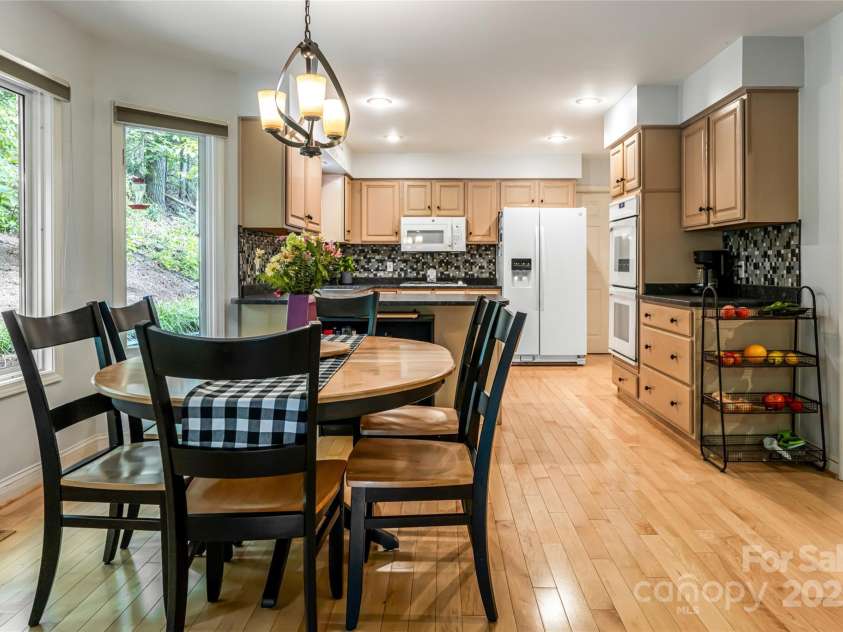 25 Weston Heights Drive, Asheville, NC 28803.  MLS# CAR4285922, YatesRealty ID 32421. 