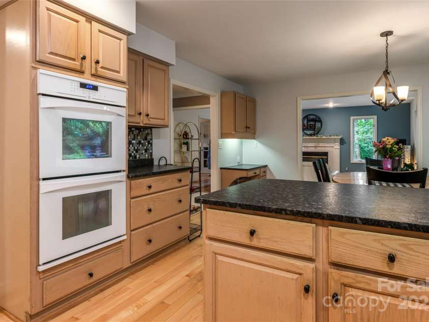 25 Weston Heights Drive, Asheville, NC 28803.  MLS# CAR4285922, YatesRealty ID 32421. 