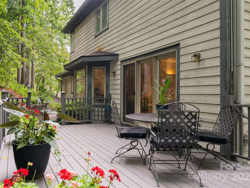 25 Weston Heights Drive, Asheville, NC 28803.  MLS# CAR4285922, YatesRealty ID 32421. 