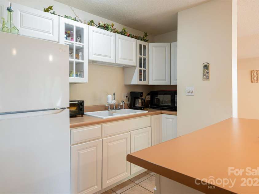 25 Weston Heights Drive, Asheville, NC 28803.  MLS# CAR4285922, YatesRealty ID 32421. 