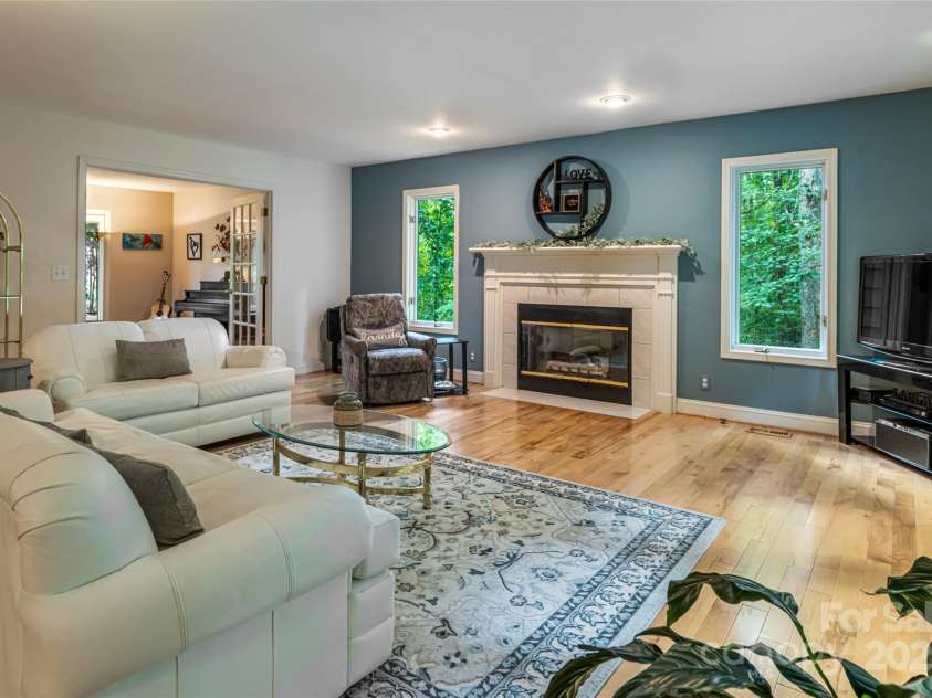 25 Weston Heights Drive, Asheville, NC 28803.  MLS# CAR4285922, YatesRealty ID 32421. Living room on main