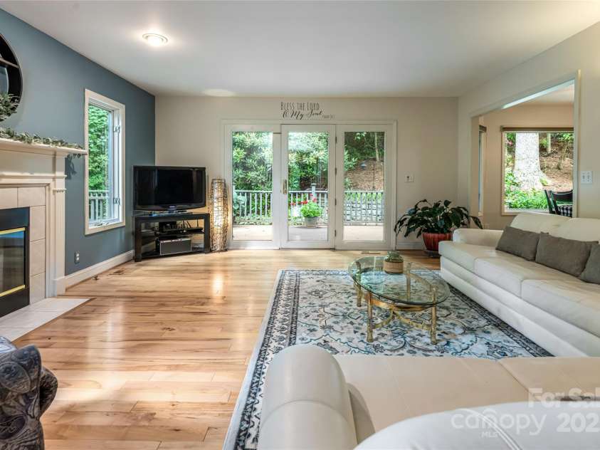 25 Weston Heights Drive, Asheville, NC 28803.  MLS# CAR4285922, YatesRealty ID 32421. Open floor plan