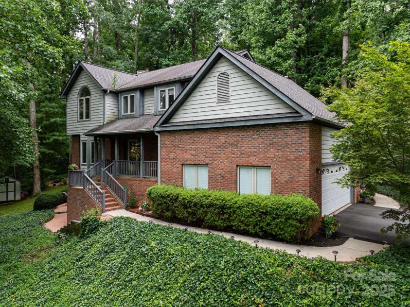 25 Weston Heights Drive, Asheville, NC 28803.  MLS# CAR4285922, YatesRealty ID 32421. Welcome to 25 Weston Heights Drive