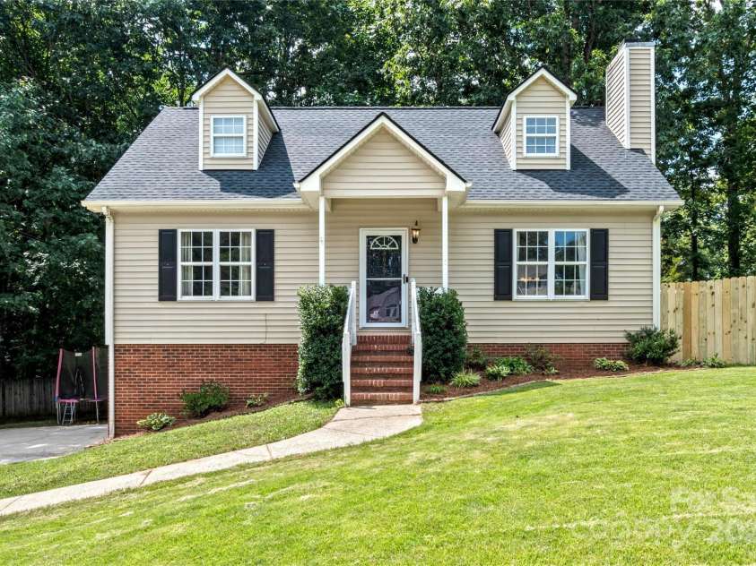5027 Heidelbury Court, Winston Salem, NC 27106.  MLS# CAR4287371, YatesRealty ID 32423. 
