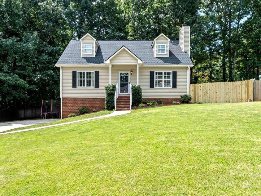 5027 Heidelbury Court, Winston Salem, NC 27106.  MLS# CAR4287371, YatesRealty ID 32423. 