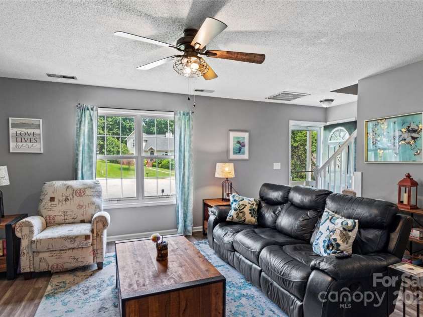 5027 Heidelbury Court, Winston Salem, NC 27106.  MLS# CAR4287371, YatesRealty ID 32423. 