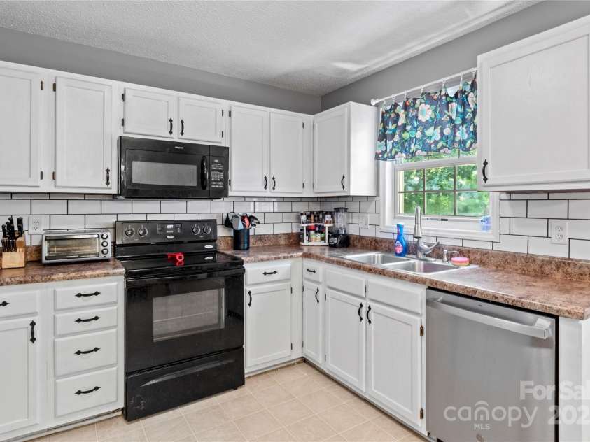 5027 Heidelbury Court, Winston Salem, NC 27106.  MLS# CAR4287371, YatesRealty ID 32423. 