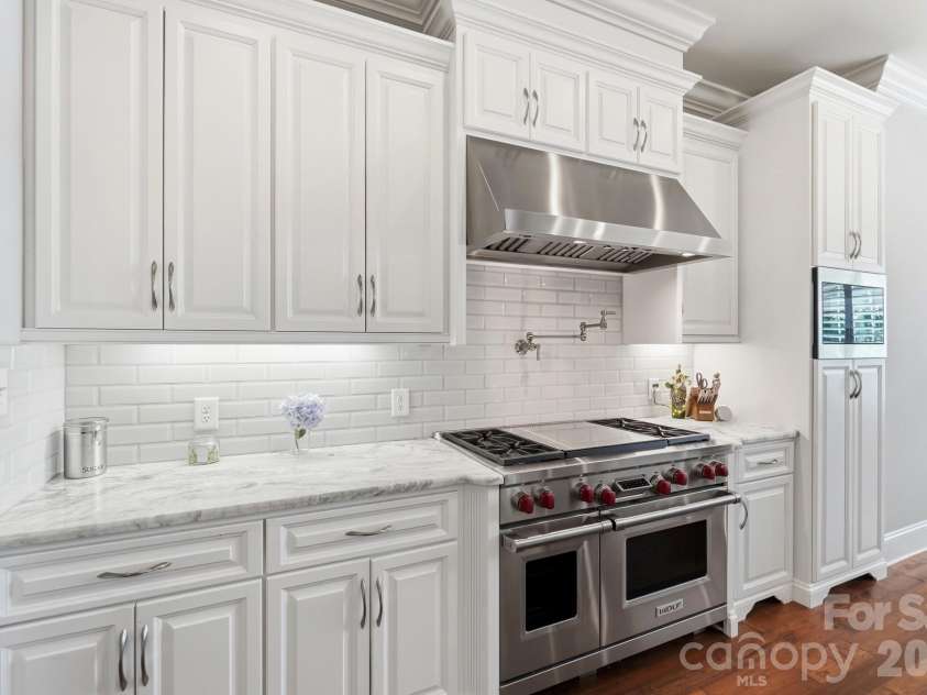 5426 Baker Lane, Lake Wylie, SC 29710.  MLS# CAR4394632, YatesRealty ID 32423. High-end appliances!