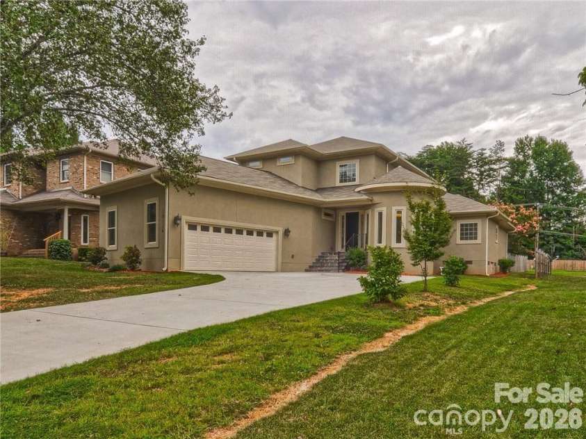 10136 Fairlea Drive, Charlotte, NC 28269.  MLS# CAR4396376, YatesRealty ID 32425. 