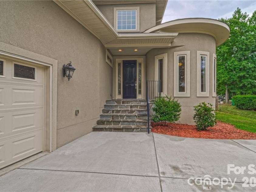 10136 Fairlea Drive, Charlotte, NC 28269.  MLS# CAR4396376, YatesRealty ID 32425. 