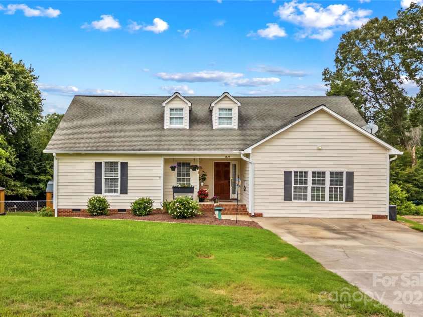 1829 Kenmore Drive, Statesville, NC 28625.  MLS# CAR4291283, YatesRealty ID 32425. 