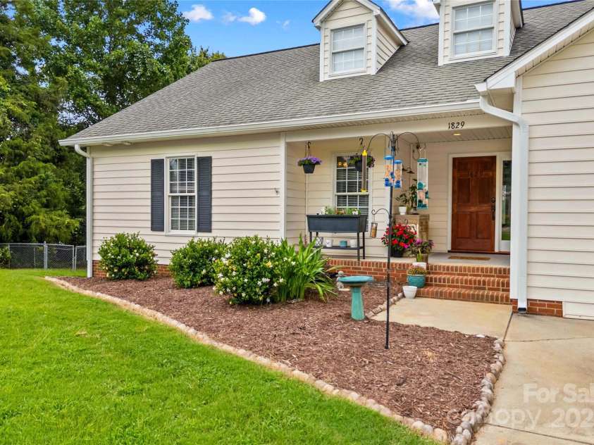 1829 Kenmore Drive, Statesville, NC 28625.  MLS# CAR4291283, YatesRealty ID 32425. 