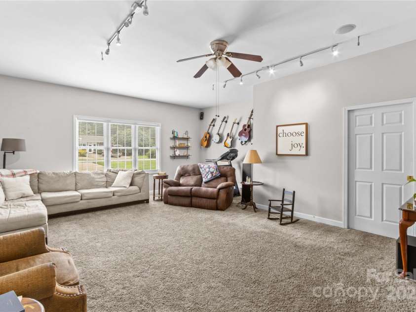 1829 Kenmore Drive, Statesville, NC 28625.  MLS# CAR4291283, YatesRealty ID 32425. 