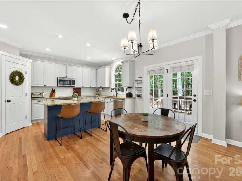 12023 Overlook Mountain Drive, Charlotte, NC 28216.  MLS# CAR4388070, YatesRealty ID 32428. Eat in kithen