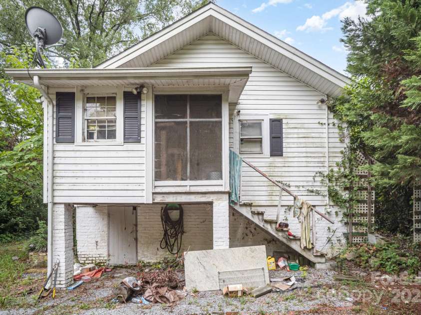 310 3rd Avenue, Gastonia, NC 28054.  MLS# CAR4289410, YatesRealty ID 32430. 