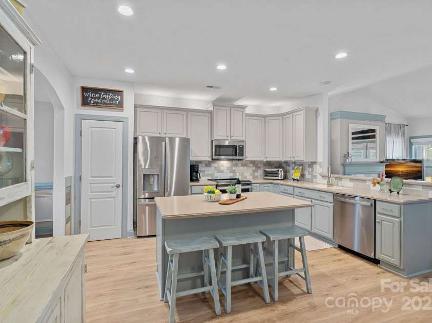 1108 Phar Lap Drive, Indian Trail, NC 28079.  MLS# CAR4290499, YatesRealty ID 32432. All NEW Stainless Steal GE Appliances! Reccessed lighing!