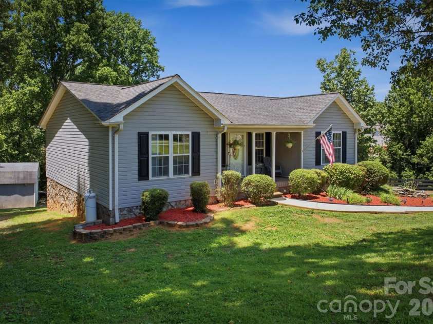 4015 Fairview Drive, Maiden, NC 28650.  MLS# CAR4359405, YatesRealty ID 32432. 