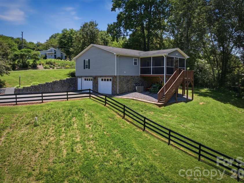 4015 Fairview Drive, Maiden, NC 28650.  MLS# CAR4359405, YatesRealty ID 32432. 