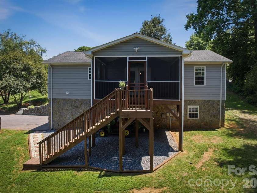 4015 Fairview Drive, Maiden, NC 28650.  MLS# CAR4359405, YatesRealty ID 32432. 