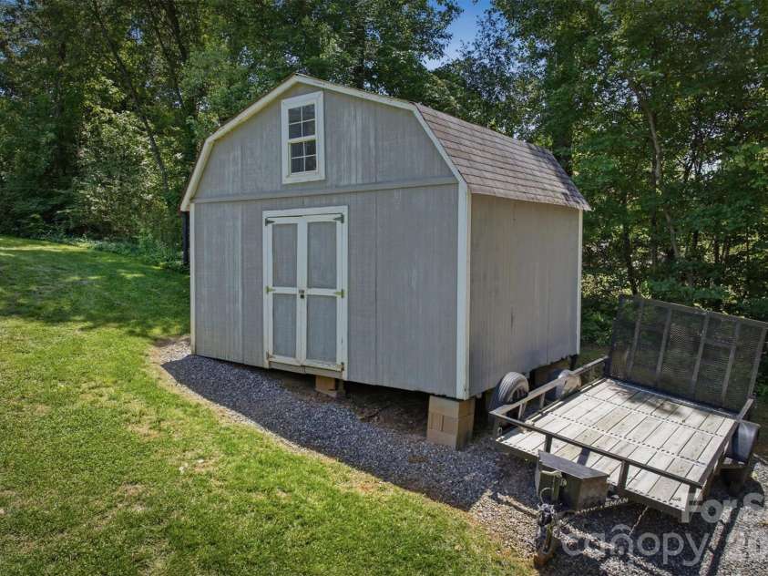 4015 Fairview Drive, Maiden, NC 28650.  MLS# CAR4359405, YatesRealty ID 32432. 