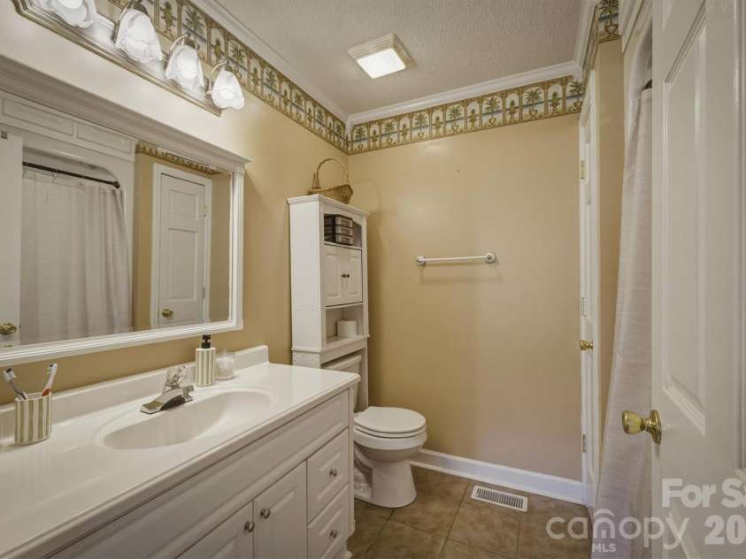4015 Fairview Drive, Maiden, NC 28650.  MLS# CAR4359405, YatesRealty ID 32432. 