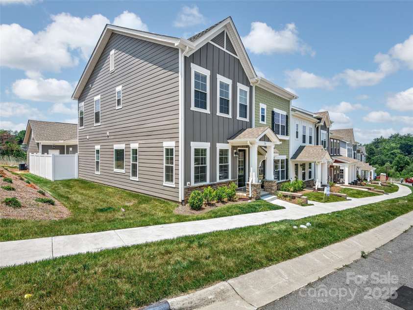 26 Walnut Springs Drive, Asheville, NC 28804.  MLS# CAR4240354, YatesRealty ID 32433. 