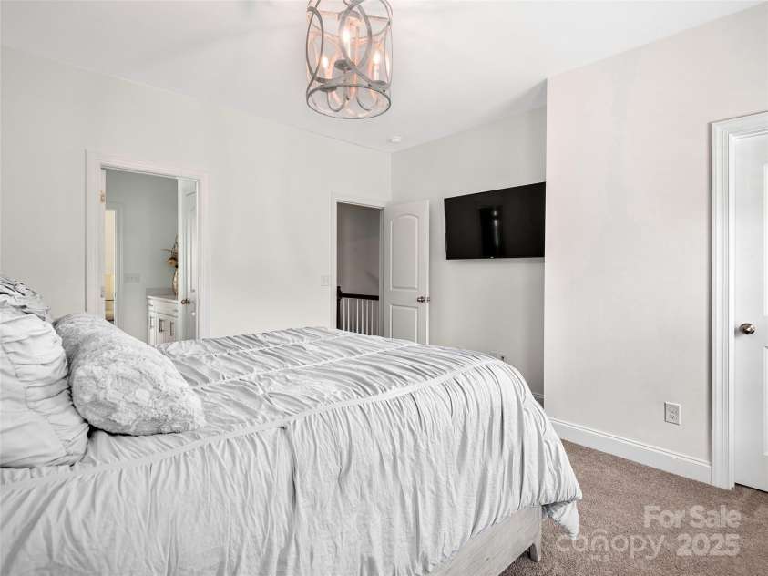 26 Walnut Springs Drive, Asheville, NC 28804.  MLS# CAR4240354, YatesRealty ID 32433. 