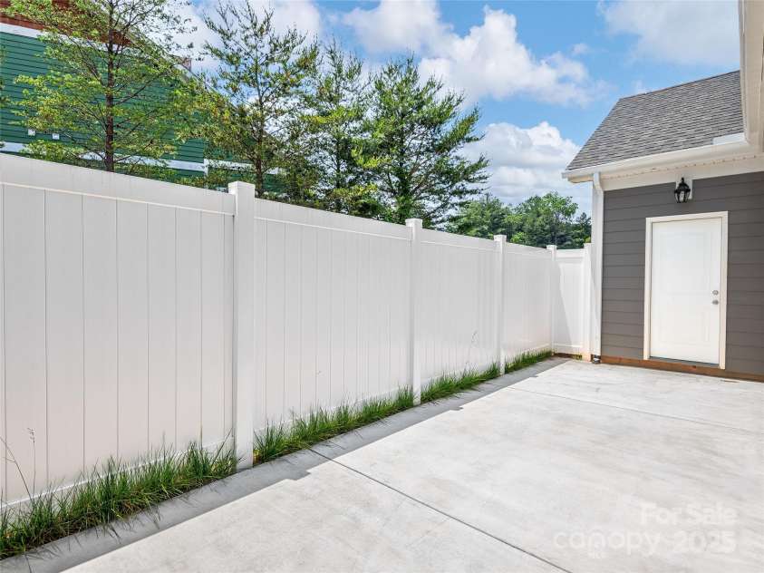 26 Walnut Springs Drive, Asheville, NC 28804.  MLS# CAR4240354, YatesRealty ID 32433. 