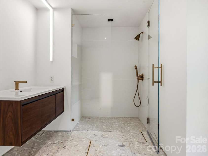 3 Holly Hill Road, Biltmore Forest, NC 28803.  MLS# CAR4396733, YatesRealty ID 32435. A full en-suite bathroom for the fourth bedroom.