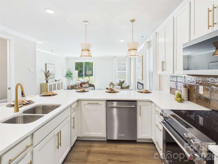 2645 Ravencroft Drive, Charlotte, NC 28208.  MLS# CAR4389902, YatesRealty ID 32436. 