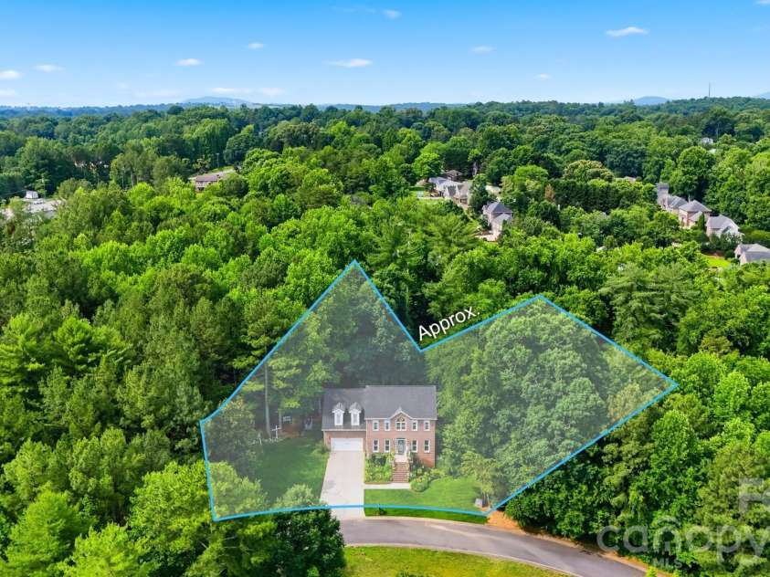 6253 Riviera Run Estates Drive, Hickory, NC 28601.  MLS# CAR4414547, YatesRealty ID 32438. 