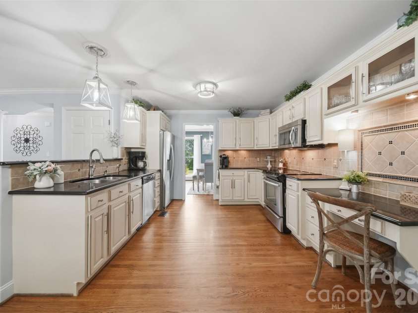 6253 Riviera Run Estates Drive, Hickory, NC 28601.  MLS# CAR4414547, YatesRealty ID 32438. 