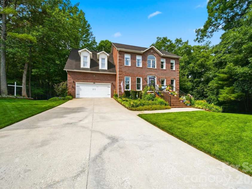 6253 Riviera Run Estates Drive, Hickory, NC 28601.  MLS# CAR4414547, YatesRealty ID 32438. 