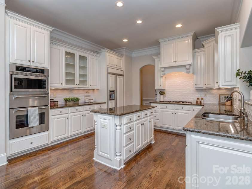 8208 Wingard Road, Waxhaw, NC 28173.  MLS# CAR4289721, YatesRealty ID 32439. Kitchen Island & Wall Ovens