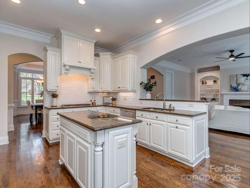 8208 Wingard Road, Waxhaw, NC 28173.  MLS# CAR4289721, YatesRealty ID 32439. Kitchen w/ Gas Cooktop