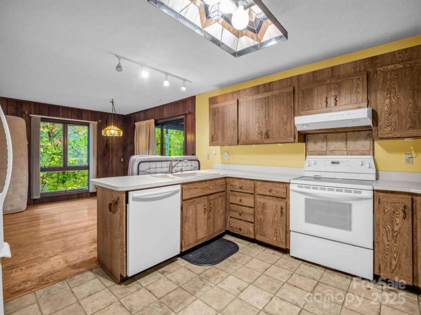 421 Chickadee Lane, Brevard, NC 28712.  MLS# CAR4279662, YatesRealty ID 3244. 