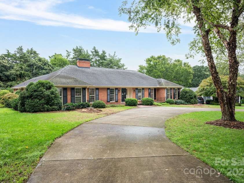 4815 Sentinel Post Road, Charlotte, NC 28226.  MLS# CAR4290752, YatesRealty ID 32442. 