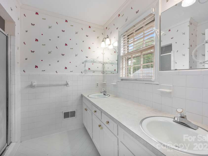 4815 Sentinel Post Road, Charlotte, NC 28226.  MLS# CAR4290752, YatesRealty ID 32442. 