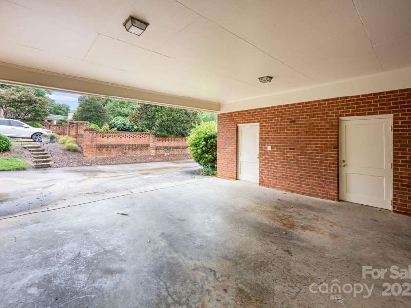 4815 Sentinel Post Road, Charlotte, NC 28226.  MLS# CAR4290752, YatesRealty ID 32442. 