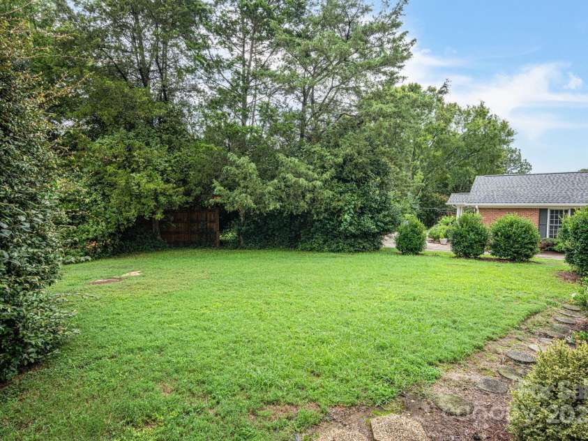 4815 Sentinel Post Road, Charlotte, NC 28226.  MLS# CAR4290752, YatesRealty ID 32442. 