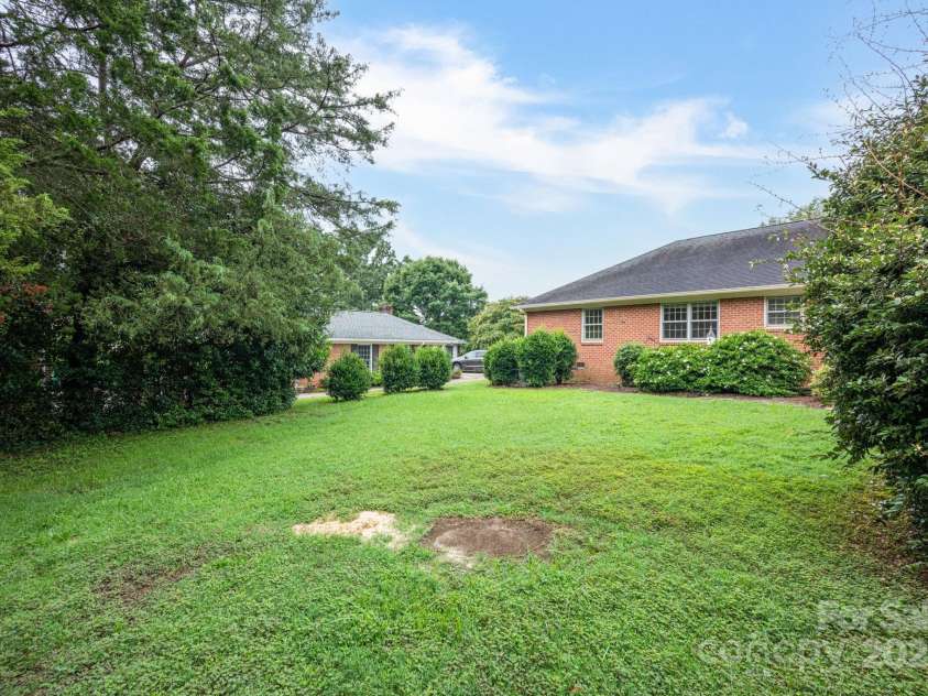 4815 Sentinel Post Road, Charlotte, NC 28226.  MLS# CAR4290752, YatesRealty ID 32442. 