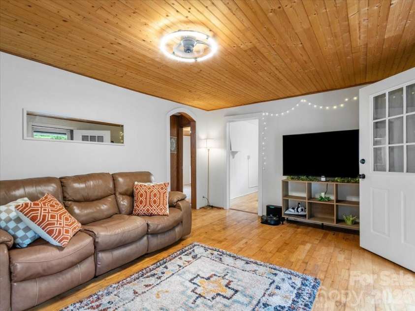 352 Jakes Branch Road, Spruce Pine, NC 28777.  MLS# CAR4395876, YatesRealty ID 32444. 