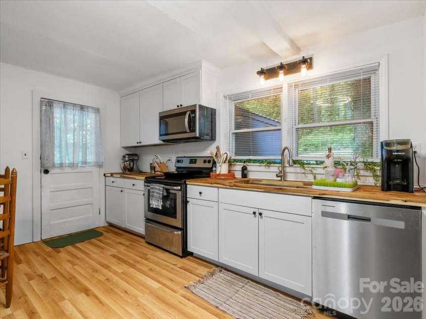 352 Jakes Branch Road, Spruce Pine, NC 28777.  MLS# CAR4395876, YatesRealty ID 32444. 