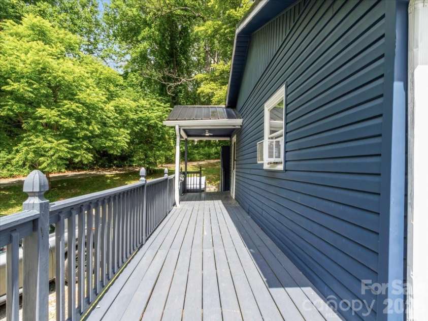 352 Jakes Branch Road, Spruce Pine, NC 28777.  MLS# CAR4395876, YatesRealty ID 32444. 